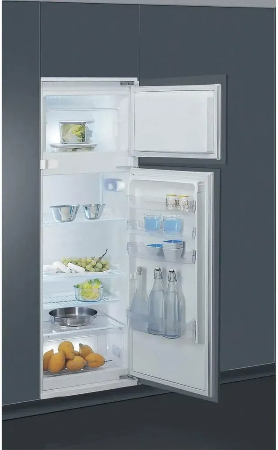Réfrigérateur encastrable Indesit 239L avec double porte et éclairage LED, classe A+